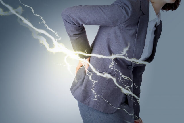 ぎっくり腰に効く湿布おすすめ12選｜痛み別おすすめと注意点＆冷湿布・温湿布の使い分けも【薬剤師解説】