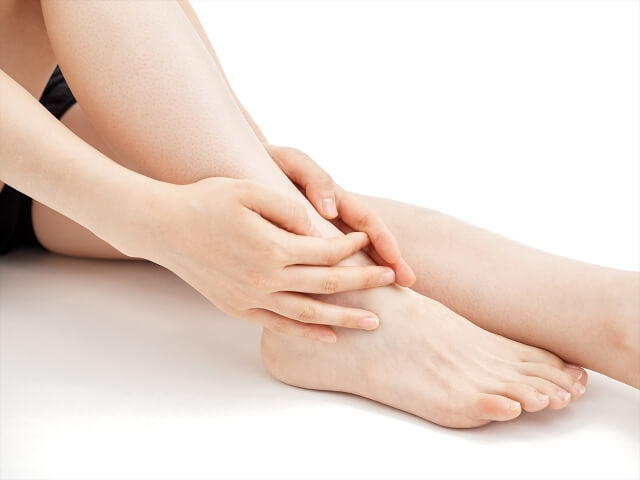 くるぶしがカサカサする原因は？粉吹き・黒ずみの対処法とおすすめ保湿ケアについても解説【薬剤師執筆】
