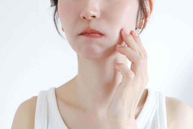 アズノール軟膏はシミにアプローチできる？｜類似効果のあるおすすめ市販薬も紹介【薬剤師解説】