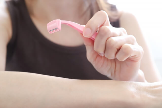カミソリ負けの赤いブツブツをケアする市販薬は？おすすめ12選を紹介！｜顔や体のカミソリ負けに！【薬剤師解説】