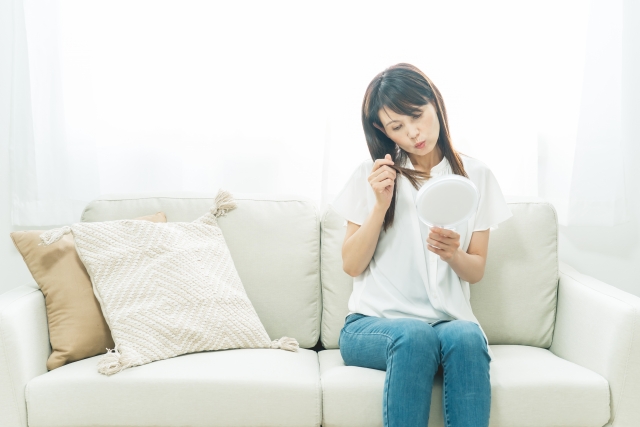 ドラッグストアで買える市販白髪染め9選を紹介！|費用を抑えて自分のタイミングで気軽にカラー