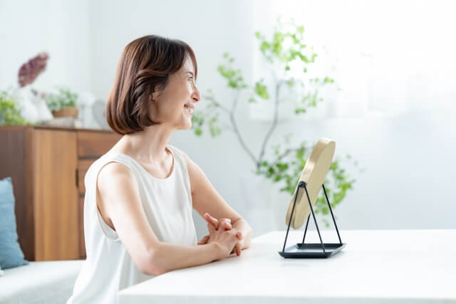 ドラッグストアで買える白髪部分染めリタッチ商品9選を紹介！| 費用を抑えた手軽なセルフケアに