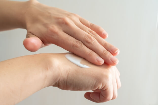 ヒドロコルチゾン市販薬おすすめ12選を紹介！｜弱いステロイドでケアできる症状とは【薬剤師執筆】