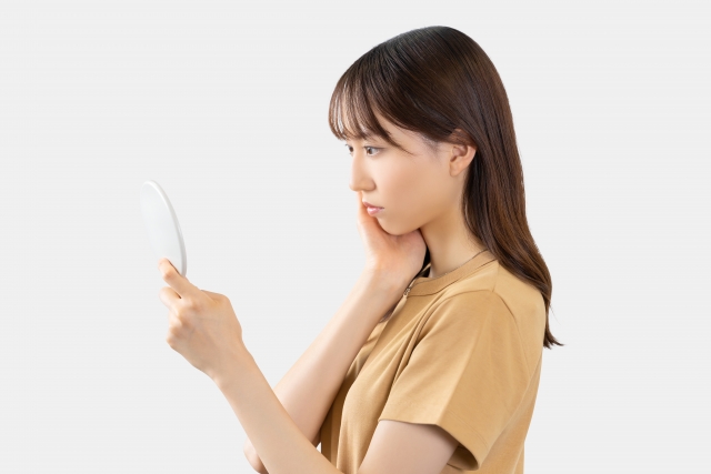 ヒルドイドでシミが薄くなるって本当？効果と注意点を解説【薬剤師執筆】