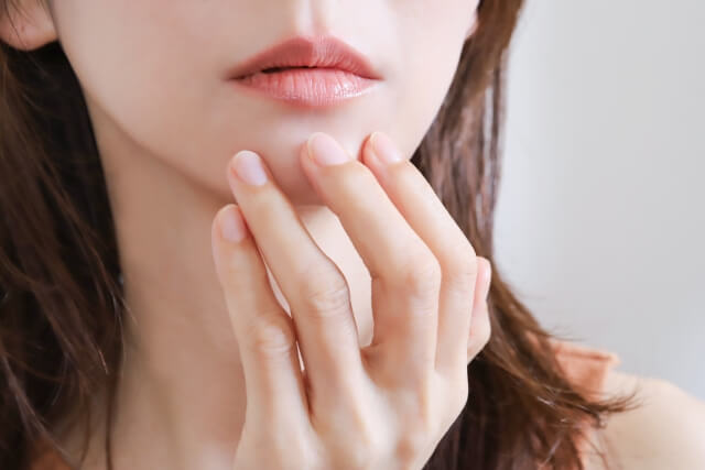 唇がかゆいのはストレスが原因？考えられる理由と対処法を解説！｜放置NGな症状と受診目安も【薬剤師執筆】