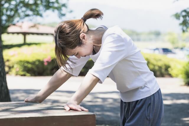 夏の吐き気は夏バテのせい？｜原因と対処法・使える市販薬を紹介！【薬剤師解説】