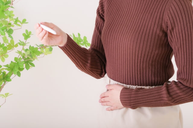 妊娠検査薬は朝と夜で結果が違う？正しい検査タイミングと注意点【薬剤師執筆】