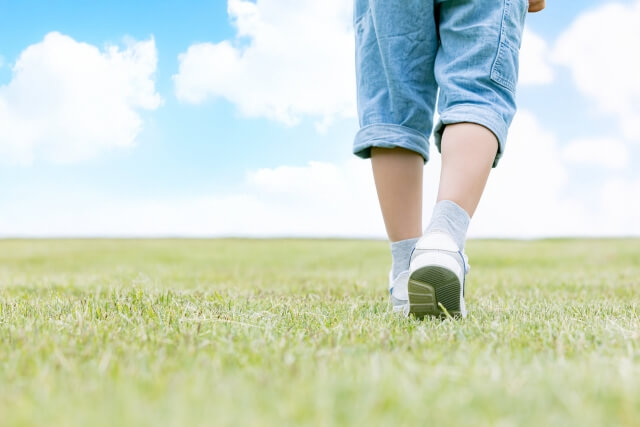 子どもの魚の目は市販薬で治せる？子どもに多い原因と注意すべきサインも解説【薬剤師執筆】
