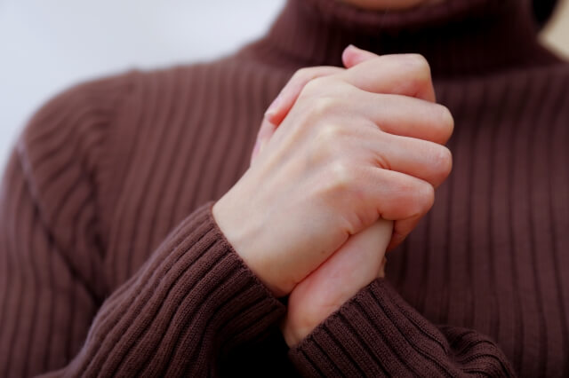 寒冷蕁麻疹に市販薬は効く？対処と注意点｜おすすめ市販薬と受診の目安【薬剤師解説】