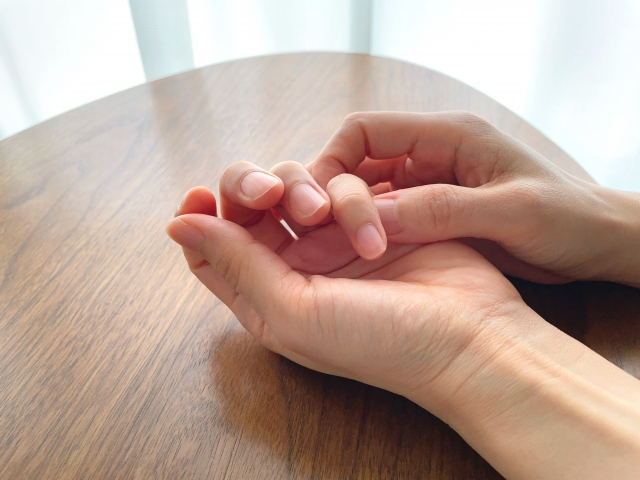 手の皮が自然とむけるけどかゆみなし..考えられる原因とおすすめケアアイテム【薬剤師解説】