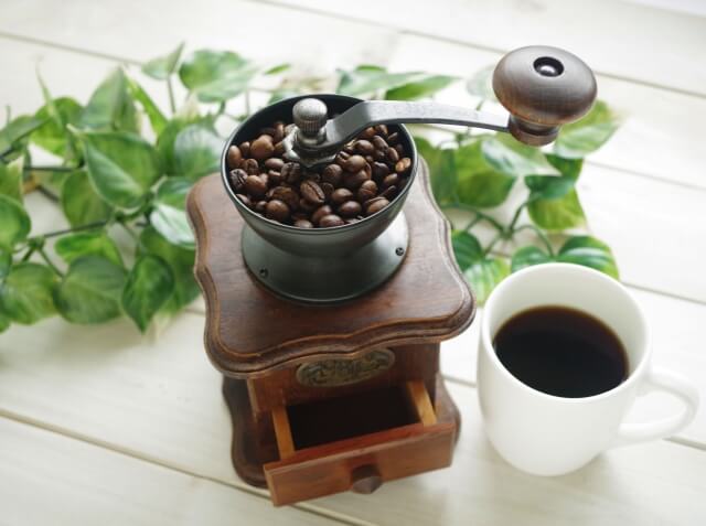 生理中のカフェイン摂取は大丈夫？痛みやPMSへの影響と注意点【薬剤師執筆】