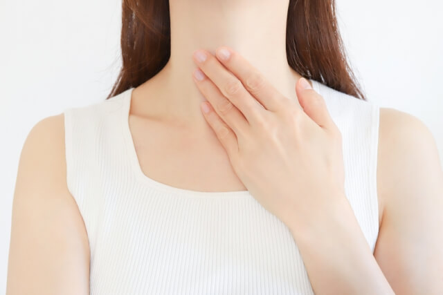 痰が白いのはなぜ？原因と対処法を徹底解説！｜おすすめ市販薬も【薬剤師執筆】