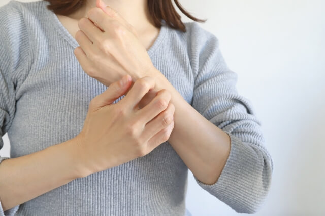 かゆみ止め市販薬おすすめ12選！｜虫刺され・湿疹・乾燥など症状別に併用可能な市販薬を紹介【薬剤師執筆】