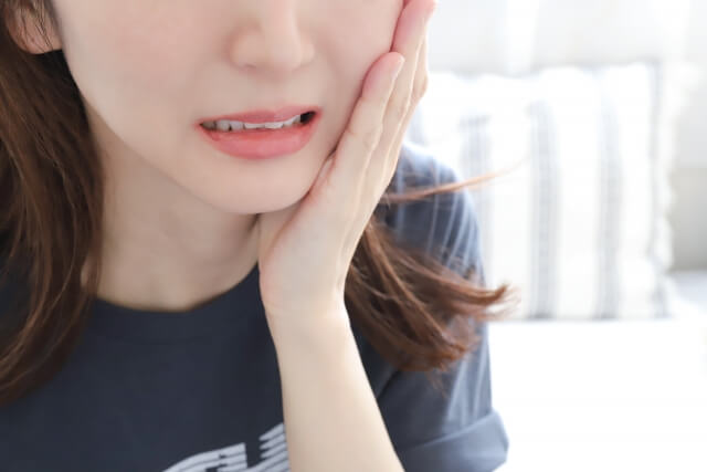 知覚過敏に即効性がある市販薬はある？正しい対処法｜ズキッと歯がしみるときに【薬剤師解説】