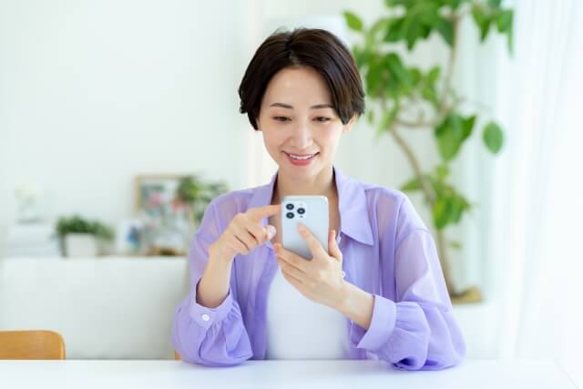 紙より便利？お薬手帳アプリのメリットやできること|持っていけば医療費が安くなる？【薬剤師解説】