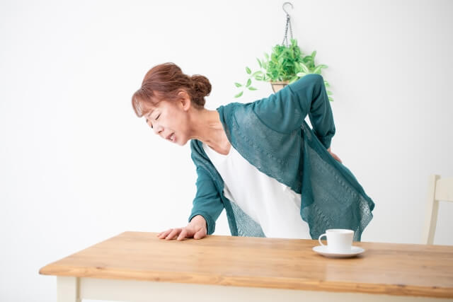 脊柱管狭窄症に効く市販薬はある？痛み・しびれの対処法｜病院に行く前に知りたい腰や脚の痛みについて【薬剤師解説】