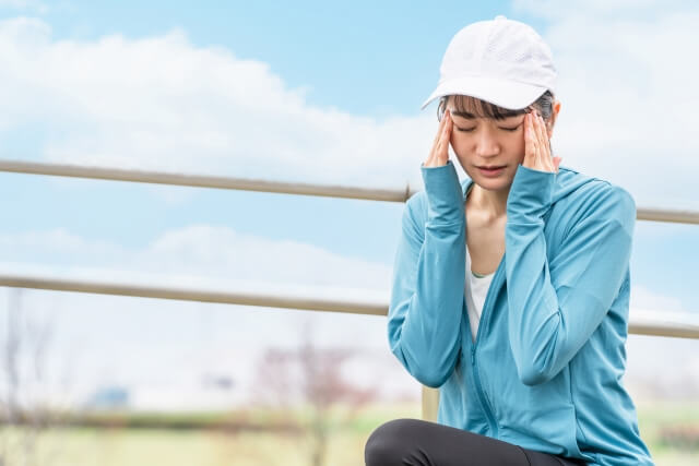 脱水症状で頭痛が起こる？その原因とすぐできる対処法【薬剤師解説】