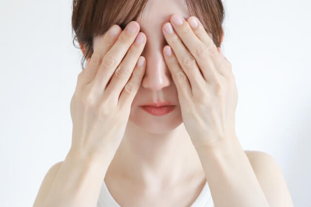 花粉症でまぶたが腫れた時の市販薬おすすめ12選を紹介！｜目薬・塗り薬の使い分けも【薬剤師解説】