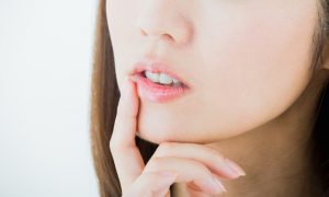口内炎はビタミンで本当に改善する？専門医の診断が必要なことも