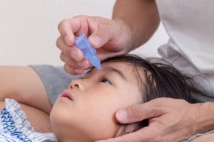 市販目薬ソフトサンティアは子供でも使える 目薬の正しい使い方を解説 Eparkくすりの窓口コラム ヘルスケア情報