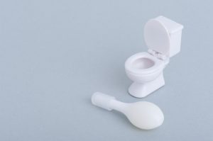 トイレットペーパーに血が・・・。切れ痔の治療法とは？病院に行くべき？