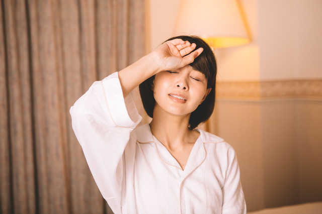 片頭痛で吐き気・嘔吐が起こりやすい理由と対処法を解説