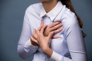 急な胸の痛み、症状に要注意、肋間神経痛とは？治療方法を解説