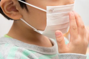 喉の痛みや咳、子どもに多い溶連菌感染症の症状を解説
