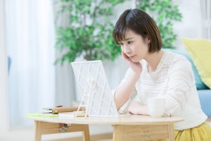 突然肌荒れが起きた時の原因は？原因と対応法を解説