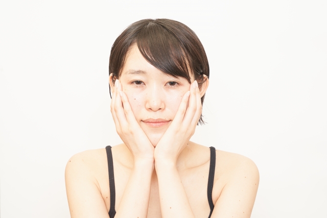 ドラッグストアで買えるたるみ毛穴改善に効くケア商品6選を紹介！｜適切な選び方や注意点も【薬剤師解説】