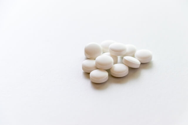 【薬剤師が解説】ヨクイニンの飲み合わせにNGはある？授乳中や妊娠中の服用も解説
