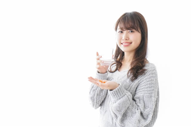 ドラッグストアで買える女性ホルモンサプリを紹介！｜選び方や注意点も【薬剤師解説】