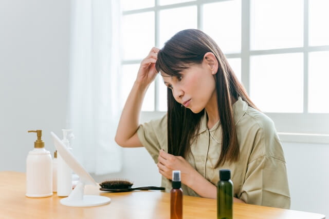 ドラッグストアで買える頭皮に優しい白髪染め9選を紹介！|正しい選び方や注意点も解説
