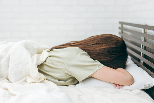 【医師解説】寝起き時の腰痛がひどい…考えられる原因とおすすめの市販薬 6選