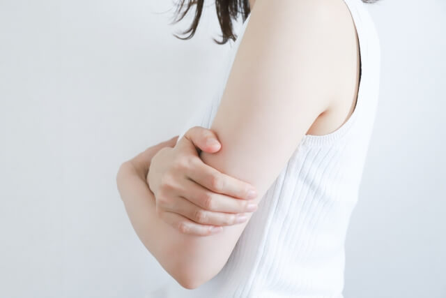 【薬剤師が解説】かゆくない腕のブツブツにおすすめの市販薬はどれ？9選を紹介