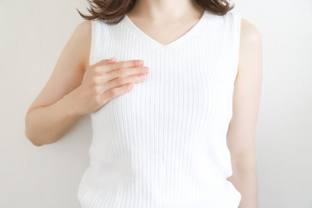 【薬剤師が解説】胸の張りの原因は？対処法も解説