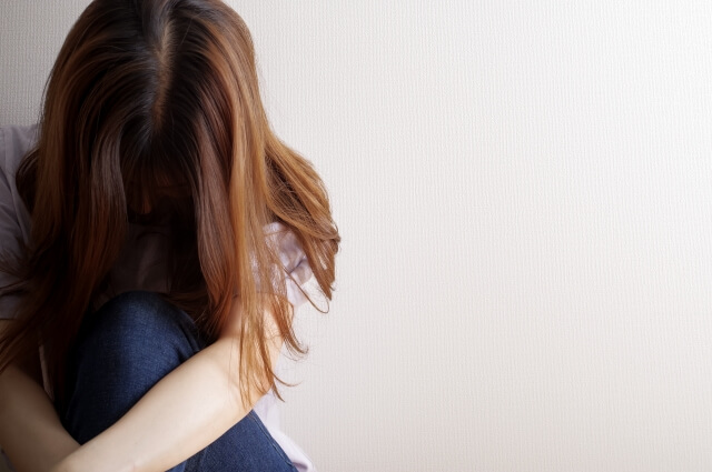 【医師が解説】急に不安感に襲われるのはなぜ？使える市販薬も紹介