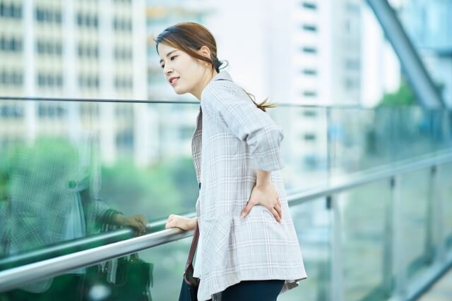 【薬剤師が解説】背中がチクチク痛い時におすすめの市販薬はどれ？9選を紹介