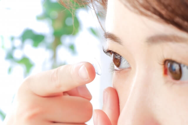 目薬を使用する前にコンタクトレンズを外す
