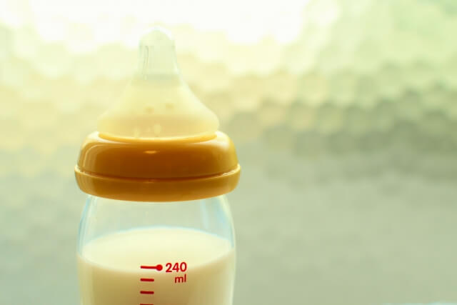 哺乳瓶の量を確認する