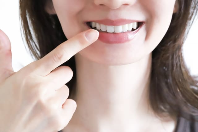 【歯科医が解説】初期の虫歯の症状は？対処方法や虫歯予防法も