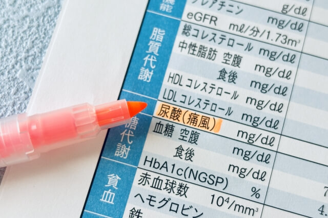 ドラッグストアで買える尿酸値を下げる市販薬を紹介！｜適切な選び方や注意点も【薬剤師解説】