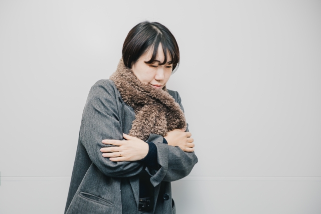 熱はないのに悪寒がするのはなぜ?|症状に合わせた市販薬の選び方や注意点も【薬剤師解説】 – EPARKくすりの窓口コラム|ヘルスケア情報