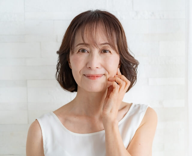 50代向けシミに効く化粧品を紹介！｜しみができやすい原因や対策法も【薬剤師解説】