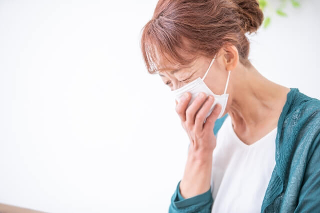 喘息吸入薬は市販で買える？喘息吸入薬と併用可能な市販薬も紹介｜効果・副作用と正しい使い方を解説【薬剤師執筆】