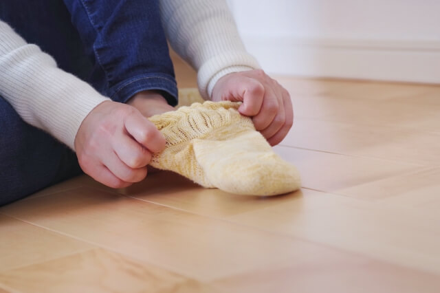 水虫のとき寝るときに靴下はNG？正しい対処法について｜水虫は蒸れが大敵！就寝時の靴下の正解【薬剤師執筆】