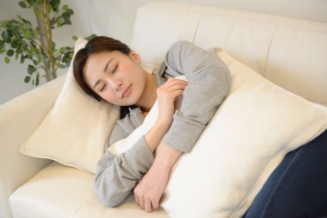 横向きで寝ると痛い方には抱き枕か膝枕