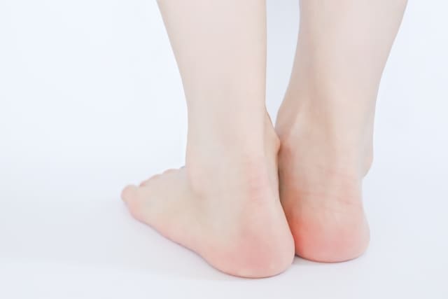 【医師が解説】アキレス腱が痛い原因はなに？使える市販薬も紹介